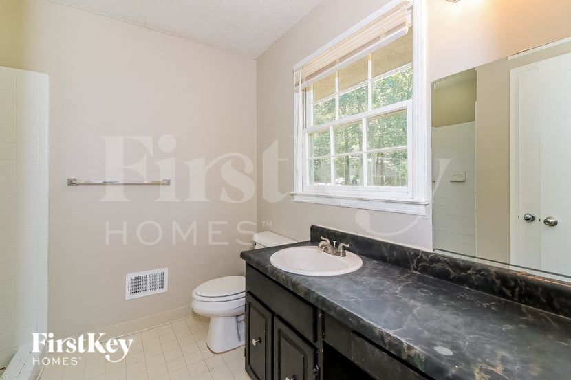 Building Photo - 632 Bralorne Dr