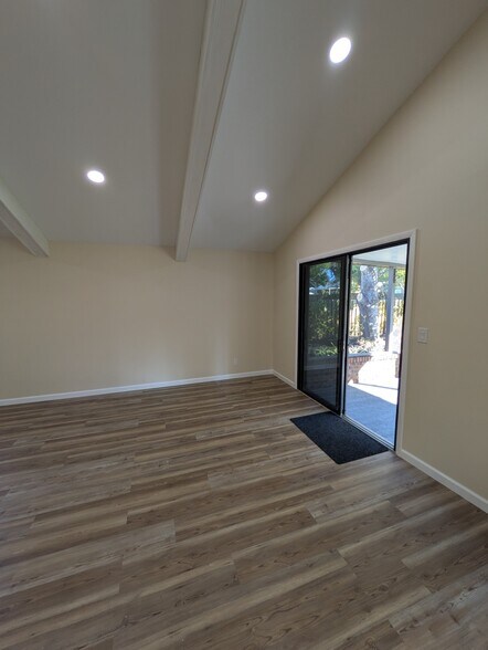 Building Photo - 349 Water Oak Ln