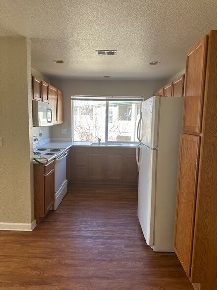 Building Photo - 5225 White Willow Dr