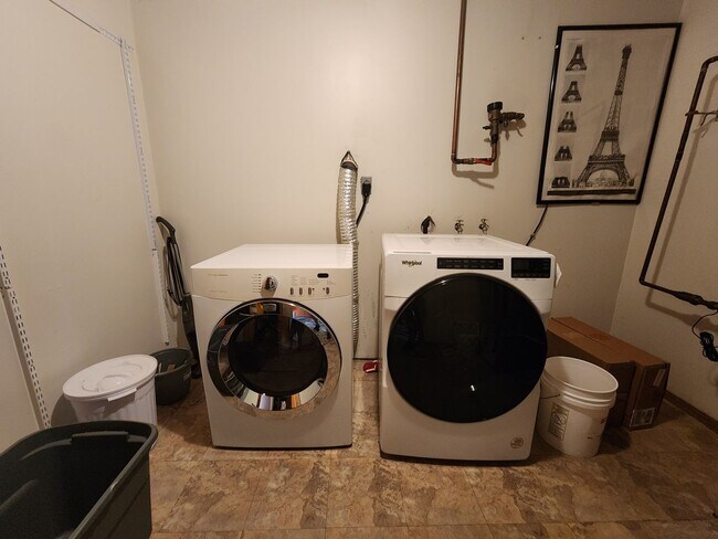 Building Photo - 5bd 3ba Available in Eastern Sioux falls