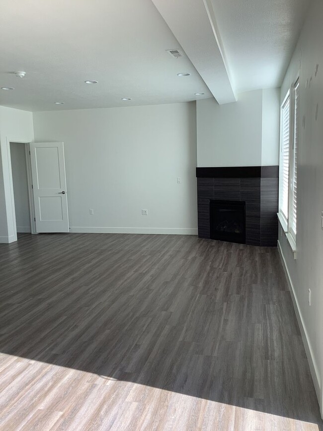 Building Photo - MOVE IN SPECIAL-$500 OFF FIRST MONTHS RENT...