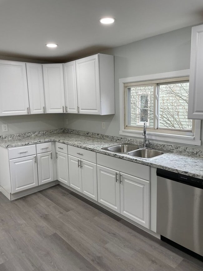 Building Photo - Spacious Home in a Great Neighborhood