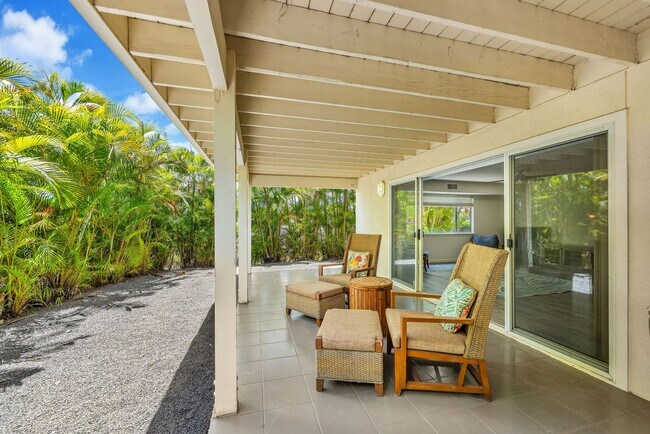 Building Photo - Newly Renovated Furnished 3BR/1BA Downstairs Unit with Pool Access in South Kihei