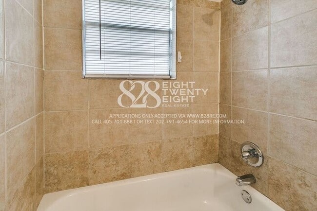 Building Photo - 3 Bedroom/1 Bath Single Family Home Just M...