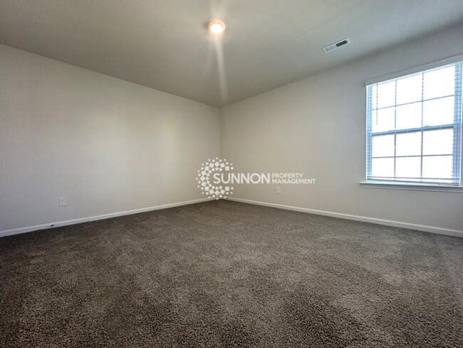 Building Photo - 4 Bedroom 2.5 Bathroom in Dallas NC