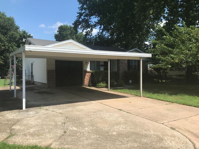 Building Photo - 3 bedrooms, 1.5 bath, close to Brookside restaurants, shopping and entertainment.