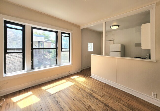 Building Photo - 1909 W Foster Ave