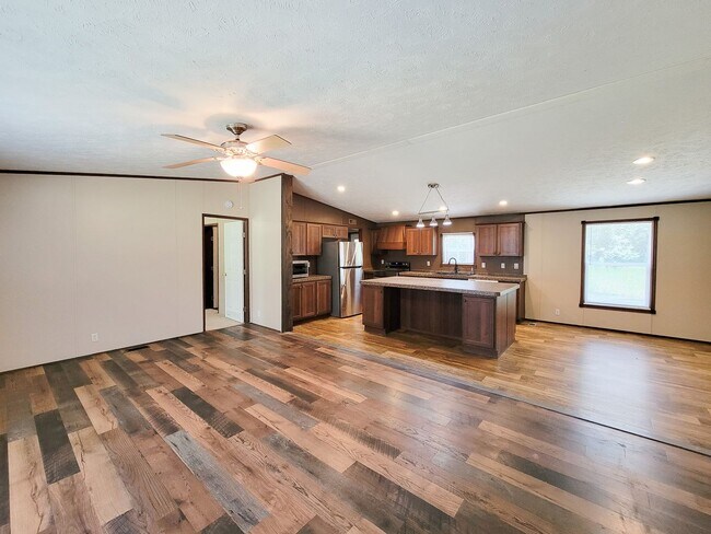 Building Photo - Cozy and Adorable home 4 bedroom 2 bath ho...