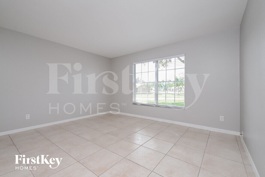 Building Photo - 15 SE 12th Ave