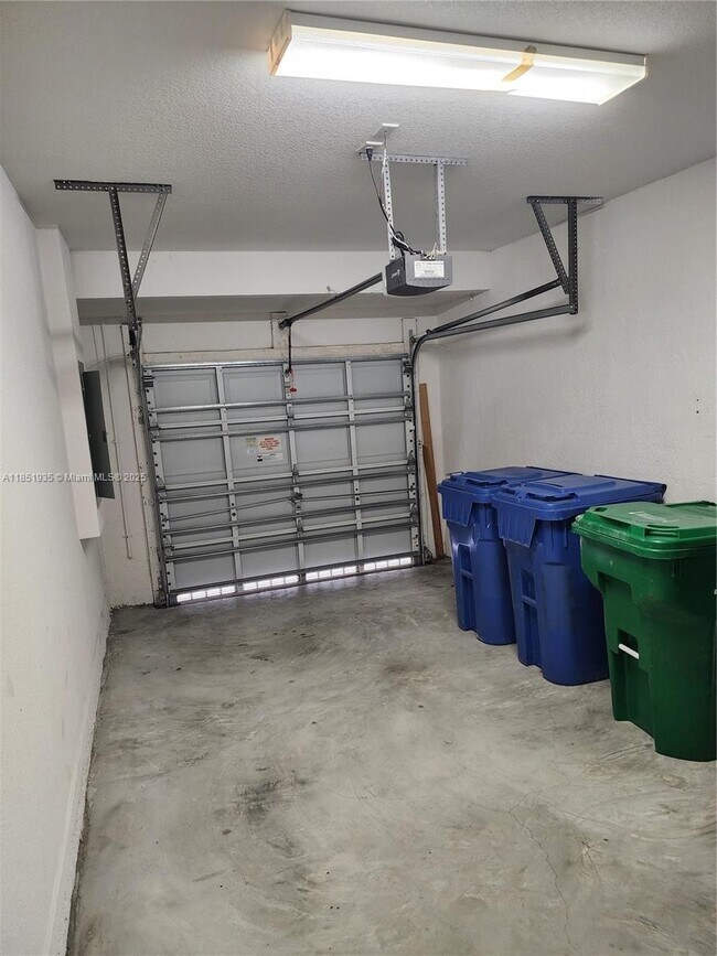 Building Photo - 2762 SW 85th Ave