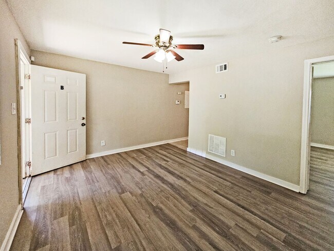 Building Photo - 2/1 Duplex Near Hank Aaron Dr - Housing Vo...