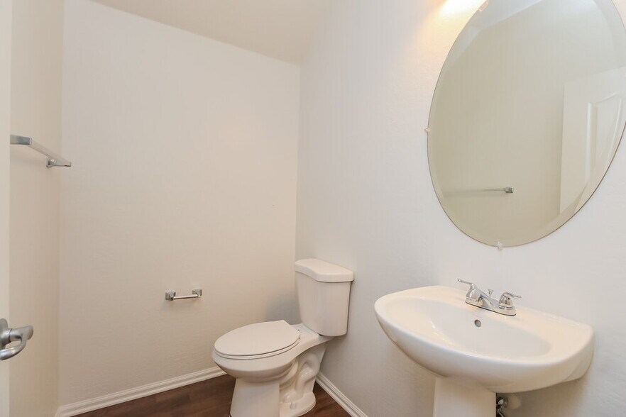 Building Photo - 899 S Pheasant Dr