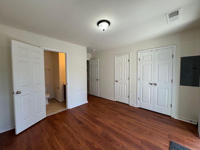 Building Photo - Stunning 3 Bed 3.5 Bath End Unit Townhome In Powells Run Village