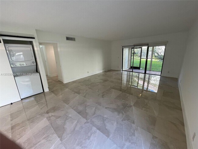 Building Photo - 409 Lakeview Dr