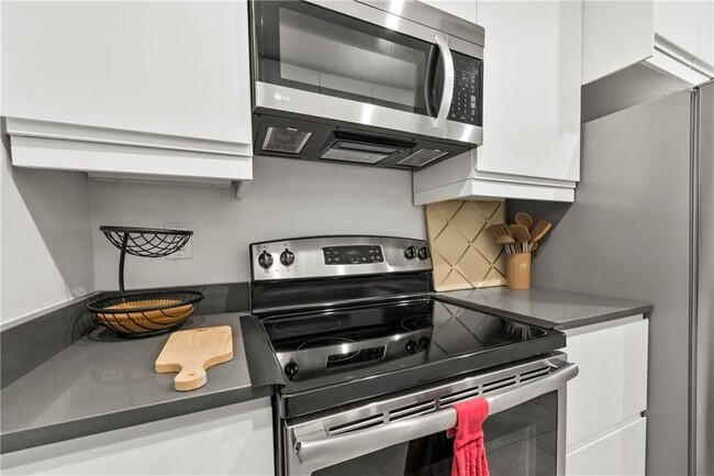 Building Photo - 25108 Plantation Dr NE