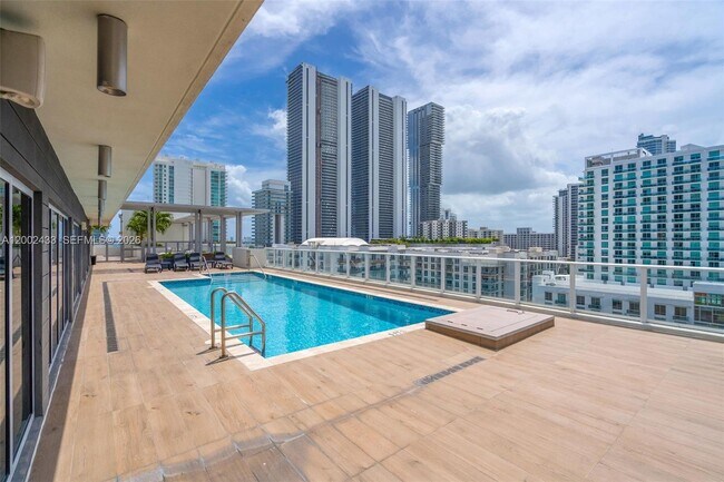 Building Photo - 321 NE 26th St