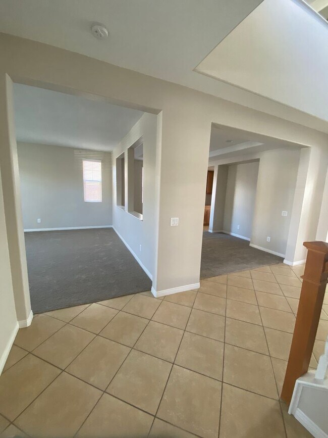 Building Photo - Beautiful 5 Bedroom Home in Murrieta Available!