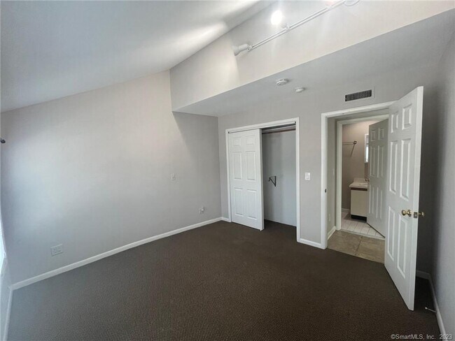 Building Photo - 558 Connecticut Ave