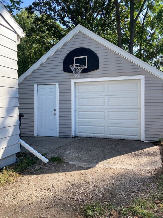 Building Photo - Updated 2 bedroom 1 bathroom home