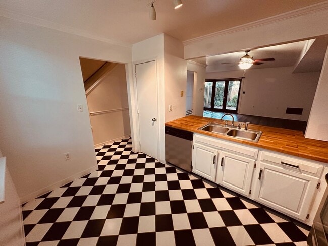 Building Photo - Charming Row House in Historic District