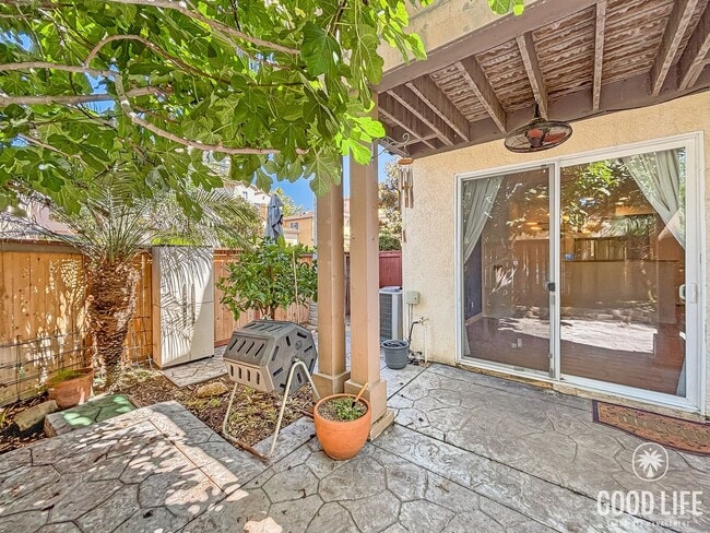 Building Photo - Stunning 3BD/2.5BA Townhouse in Eastlake W...