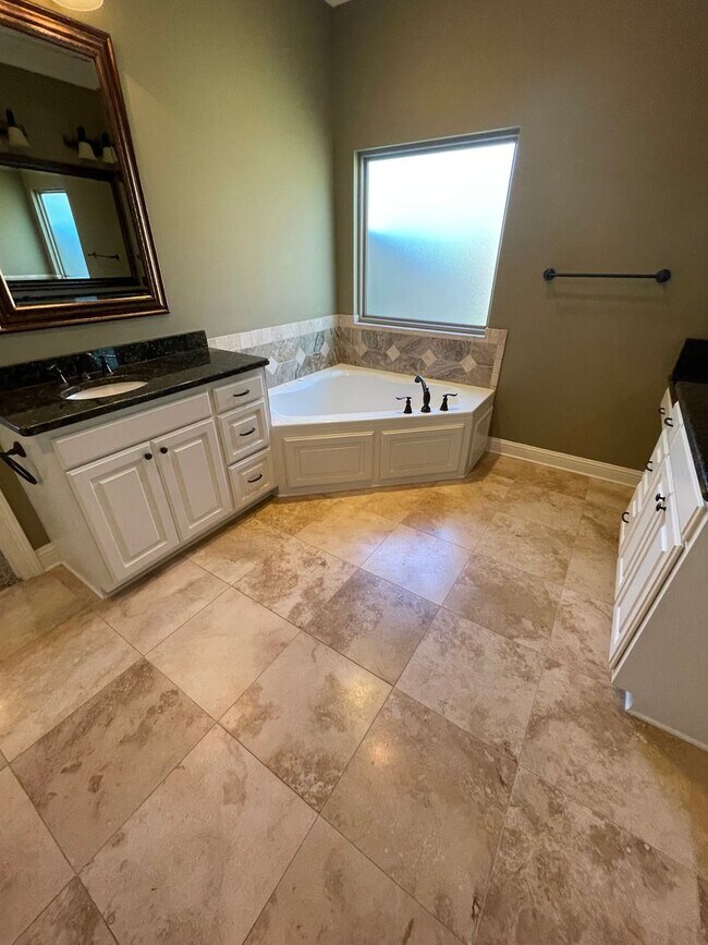 Building Photo - Gorgeous 4 Bedroom home in Twelve Oaks
