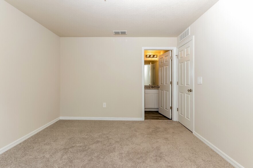 Building Photo - 1831 SE Airoso Blvd