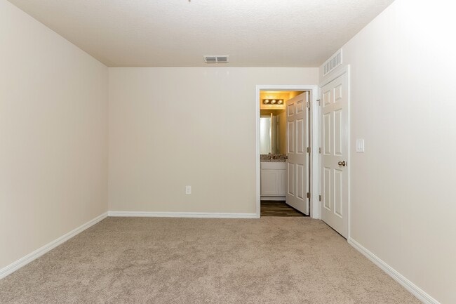 Building Photo - 1831 SE Airoso Blvd