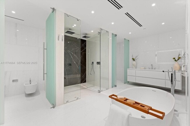 Building Photo - 300 Biscayne Blvd Way