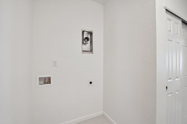 Building Photo - 15700 E Jamison Dr