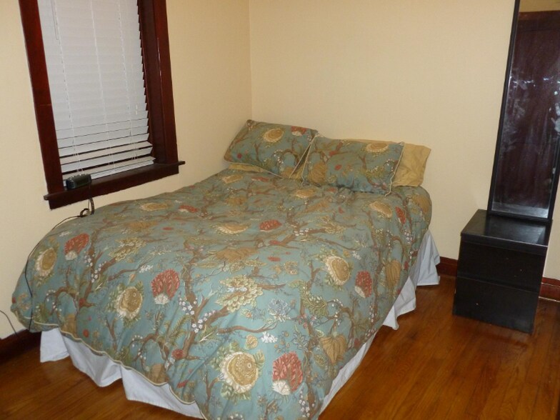 Building Photo - 1832 N Marshfield Ave