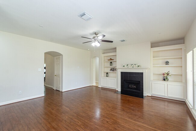 Building Photo - 4119 Pembrooke Way Dr