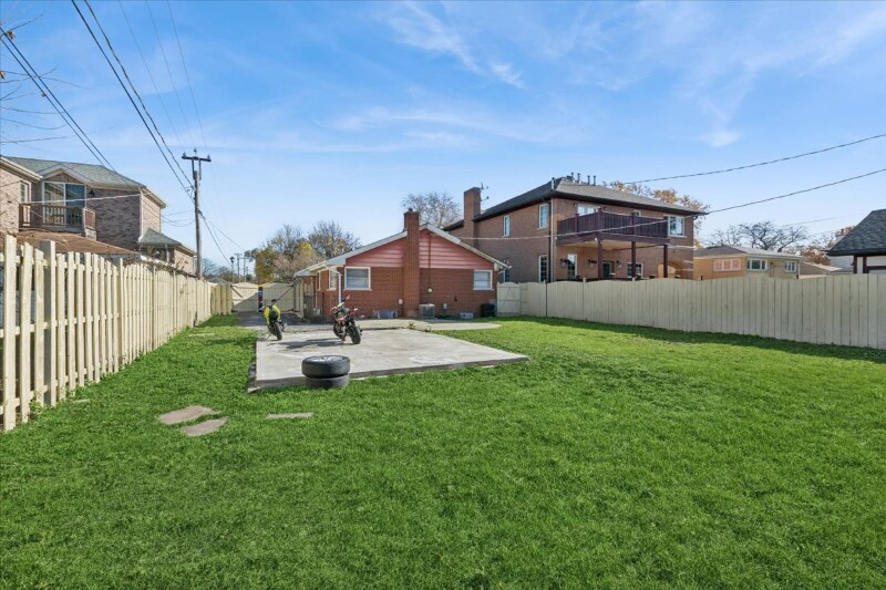 Building Photo - 8538 Mango Ave