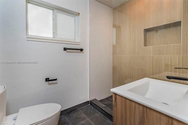 Building Photo - 1421 NE 30th Ct