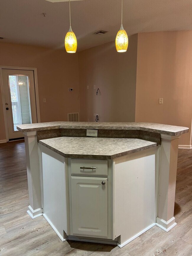 Building Photo - Lovely Condo with Updated Bathrooms and Private View - Summer House