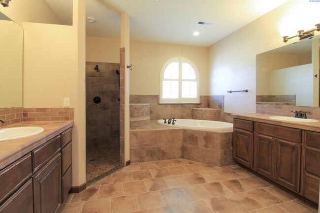 Building Photo - 2 Bed/2.5 Bath Large Horn Rapids Home