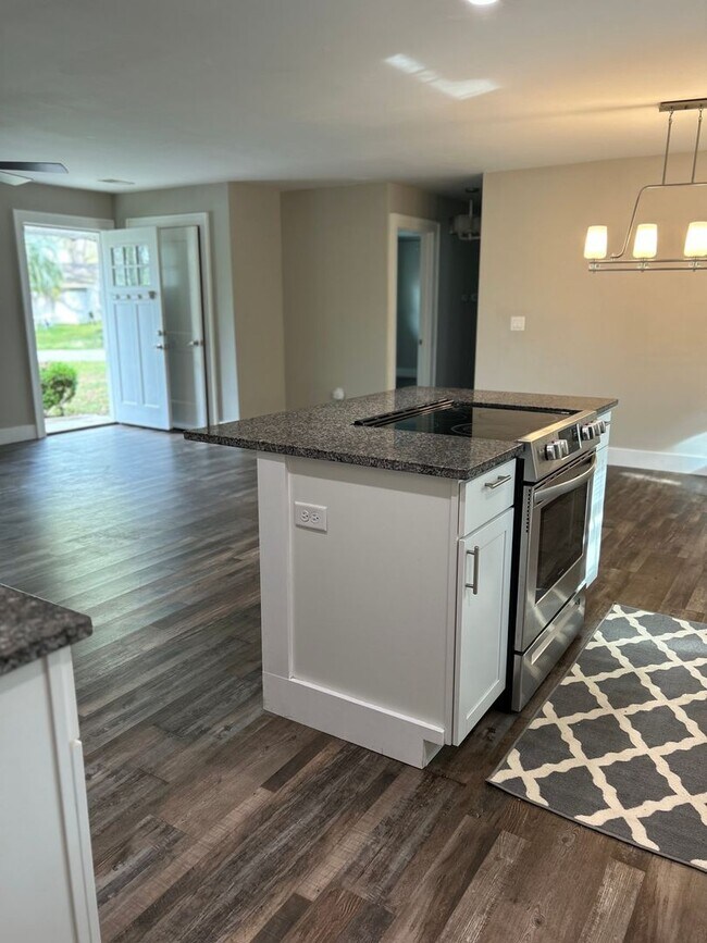Building Photo - 3 Bedroom 2 Bath House with Fenced-in Yard...