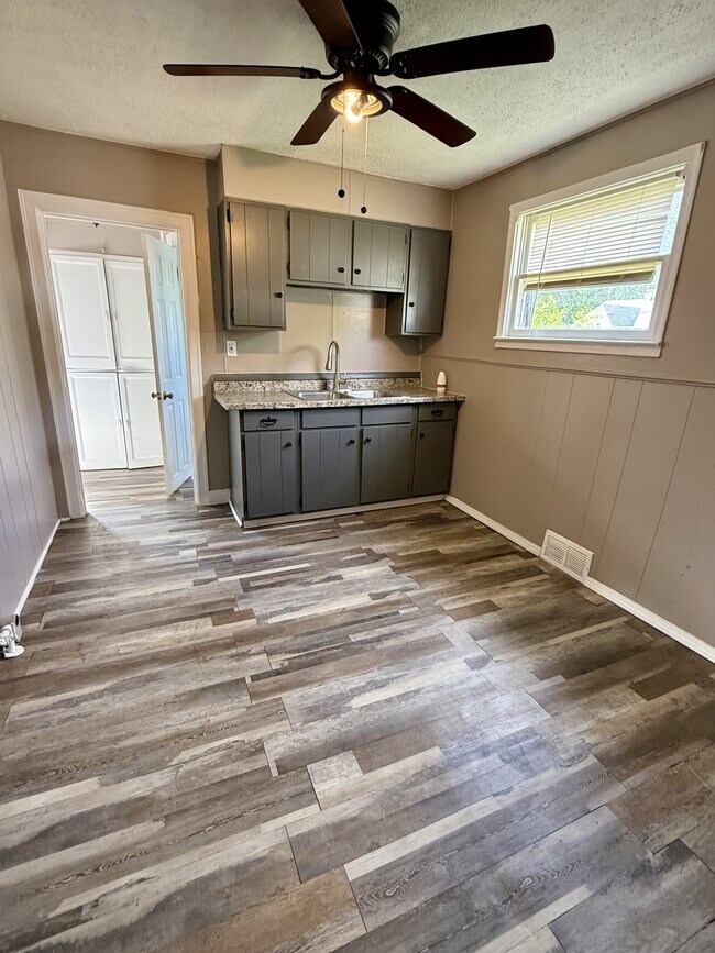 Building Photo - 7292 Meadow Ave