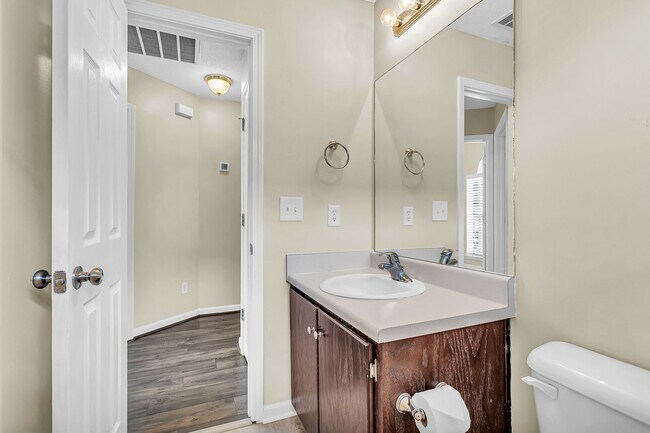 Building Photo - 3 Bedroom 2 Bathroom Home in Hampton Place...