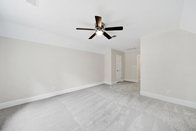 Building Photo - Beautiful Five Bed Three and Half Bath Hom...