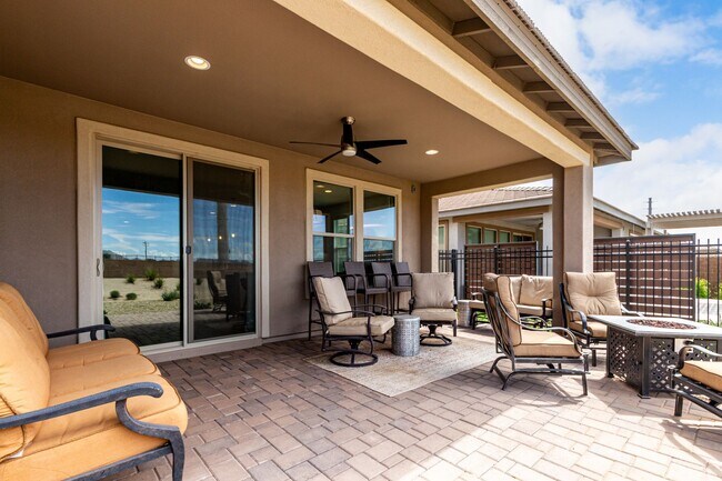 Building Photo - Luxury 2BR + Den Townhome in Amenity-Packed Community - Encanterra