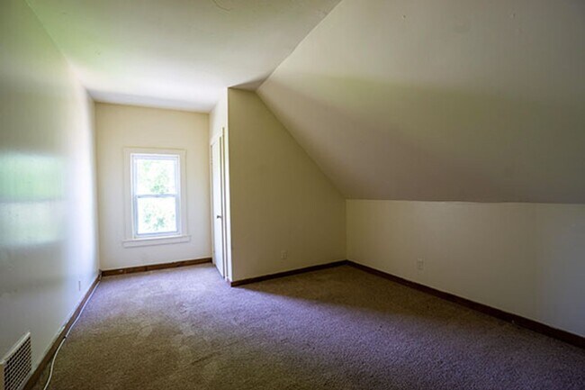 Building Photo - Available 06/01/26 - 5 Bedroom Townhouse c...