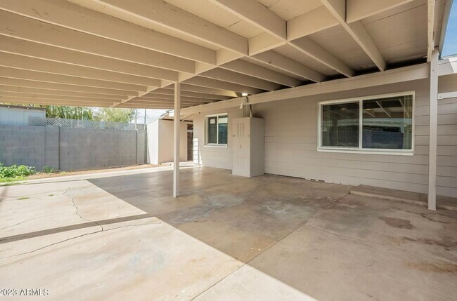 Building Photo - 1023 E Mariposa St