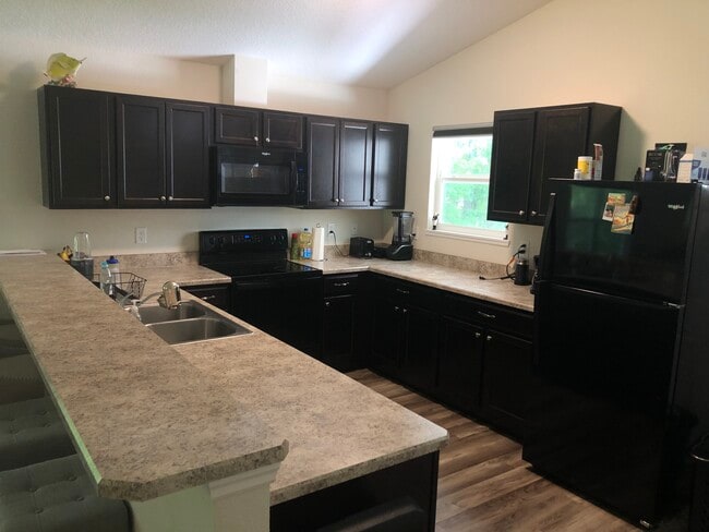 Building Photo - 1 BEDROOM FOR RENT: Private Bedroom W/ Sha...