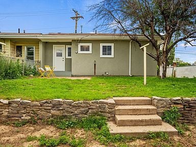 Building Photo - 2 Bed and 1 bath charming and move-in-ready home