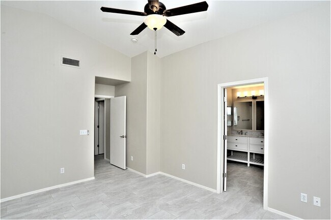 Building Photo - All tile 4 bedroom home in Oro Valley!
