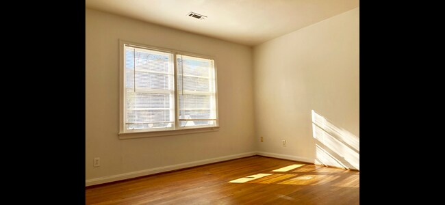 Building Photo - 3 Bed 1 Bath in East Point!!