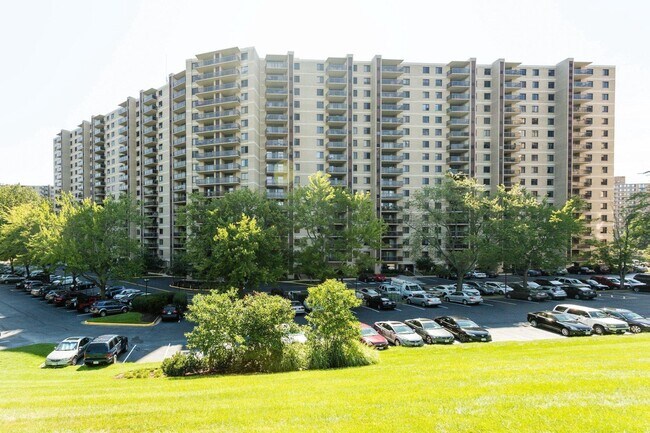 Building Photo - 307 Yoakum Pkwy