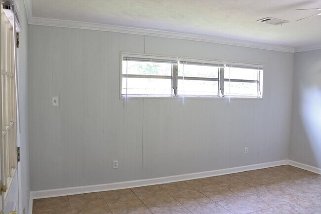 Building Photo - Charming 3-Bedroom + BONUS SUNROOM