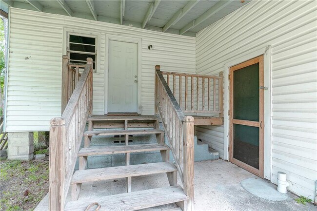 Building Photo - 100 Esplanade Ave